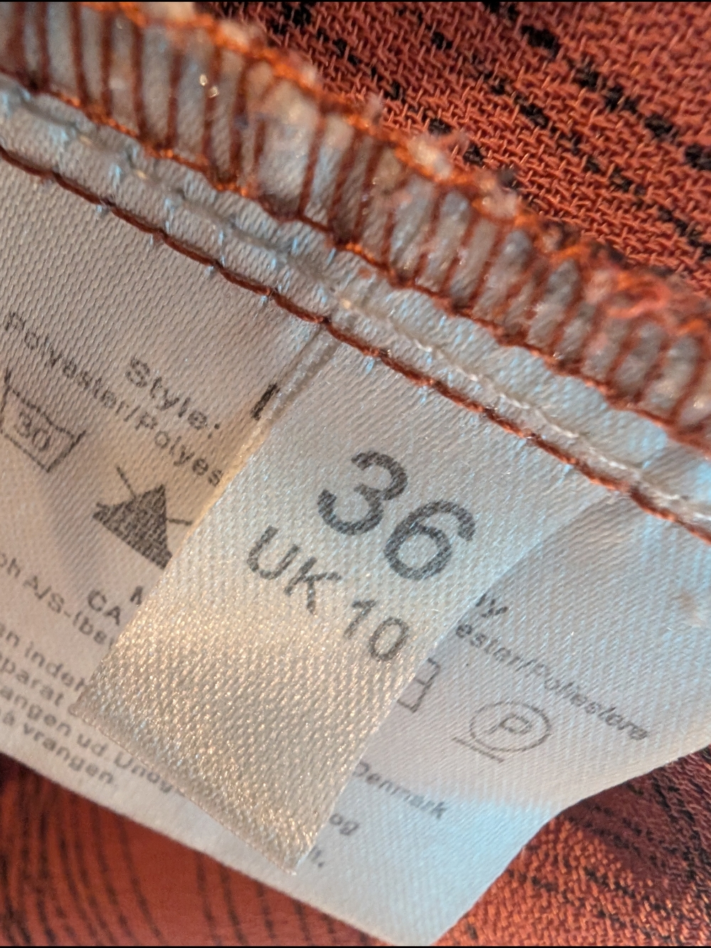 Sleeveless Rust Geometric Ruffle Dress - Picture 4 of 4